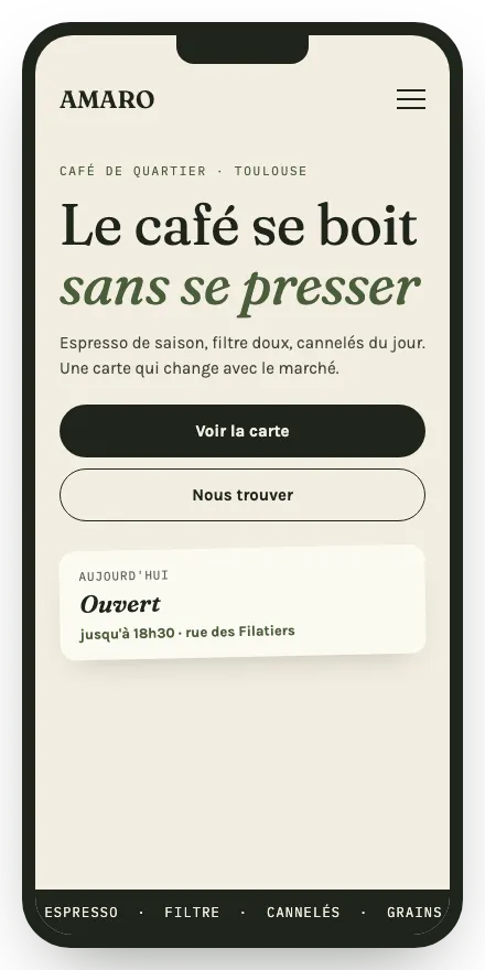 Site témoin Amaro sur téléphone : page d’accueil, titre typographique, boutons carte et itinéraire, statut d’ouverture