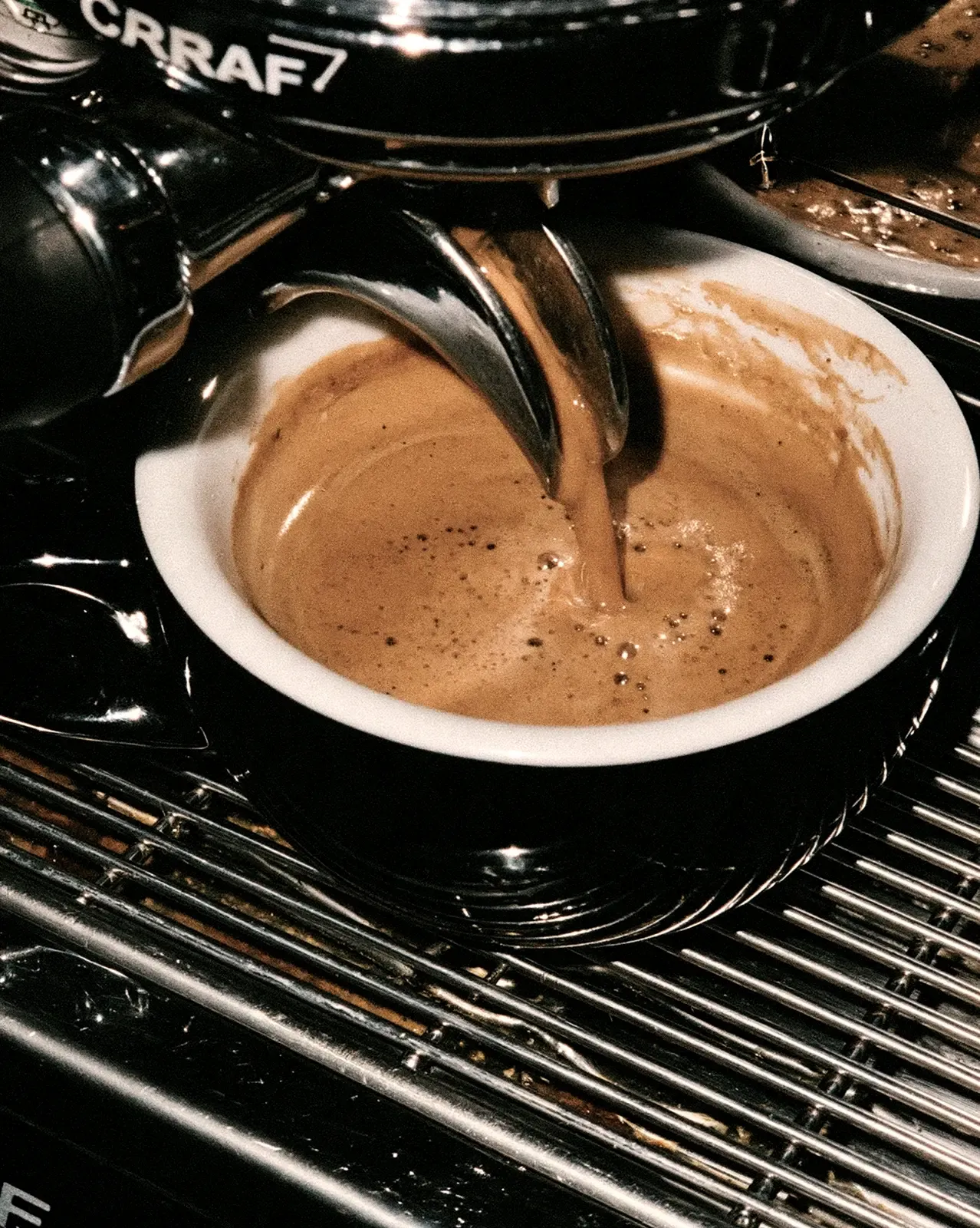 Espresso qui coule de la machine dans une tasse