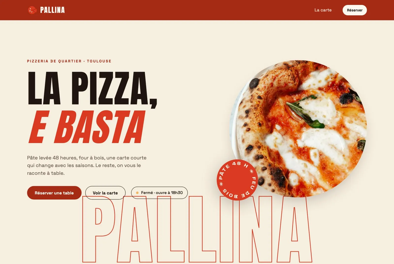Accueil de Pallina : lettrage tomate géant, pizza margherita sur fond crème