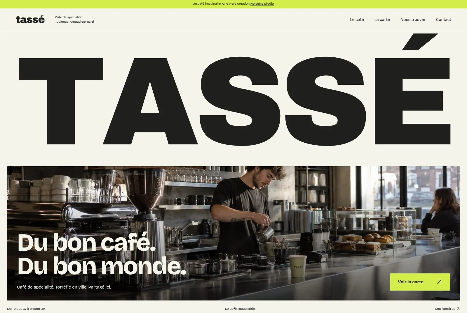 Accueil de Tassé : typographie noire massive et photo de comptoir